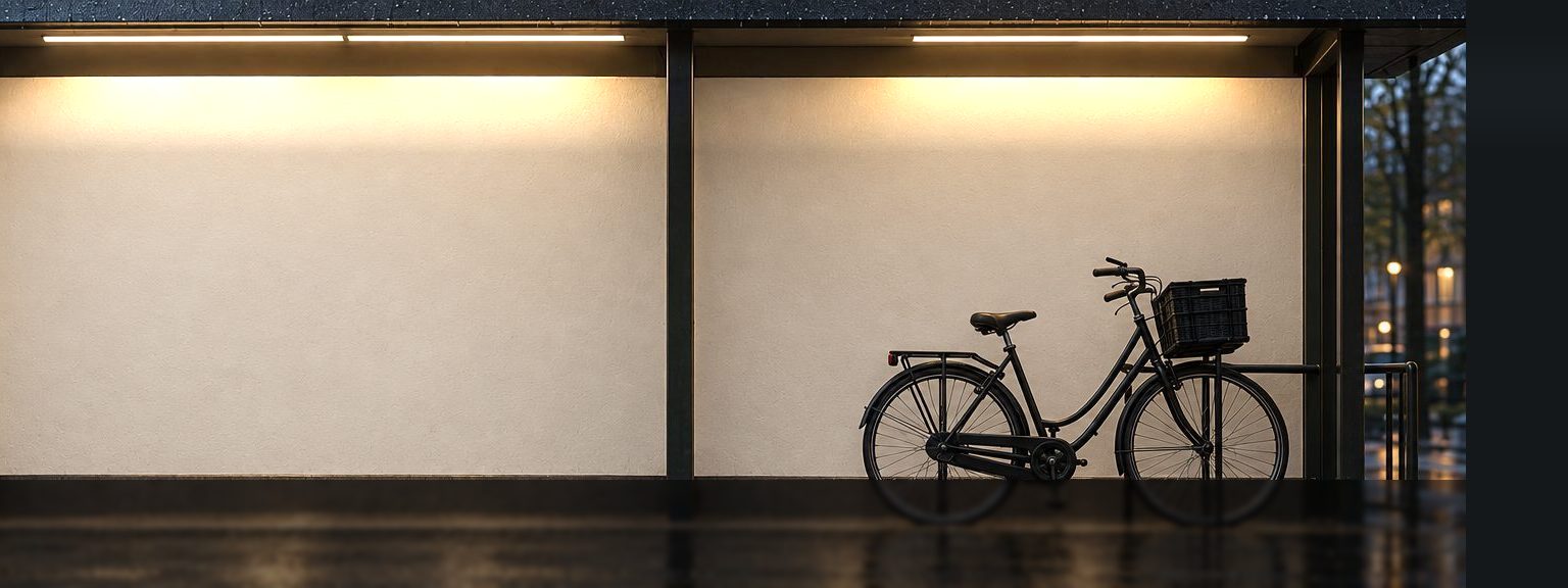 Verlichte schuilplek van de werkplaats met een fiets onder de overkapping